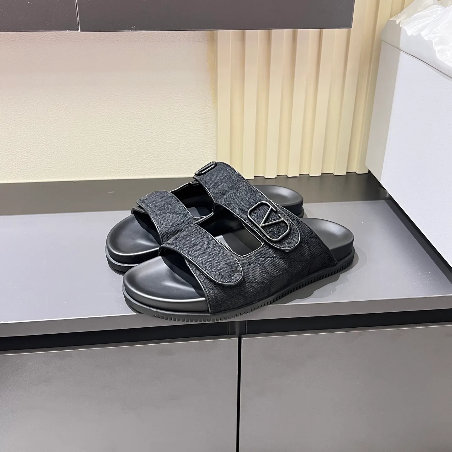 p300《VALENTINO》Warren Men🧍‍♂️Spring and Summer New Style. Cowhide logo flat slippers, elegant sandals, the same style worn by celebrities, original molding, imported calfskin. Rubber outsole. Soft and durable, full set of counter packaging, 38-44!